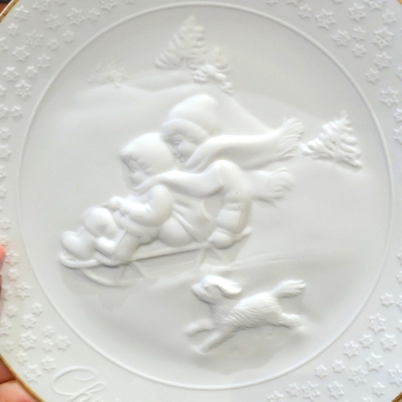 Vintage 1985 Bisque Porcelain Avon Collectibles Plate - Picture 5 of 6
